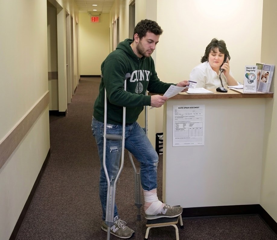 Walk-in patient with a minor leg sprain injury in an urgent care clinic